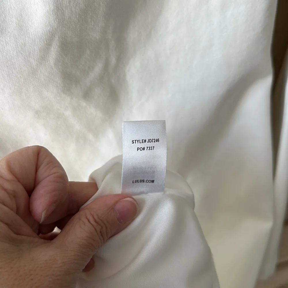 🌸🩵GORGEOUS!!! WHITE~ OFF OR ON THE SHOULDERS…LULUS DRESS SIZE MEDIUM - Picture 8 of 14